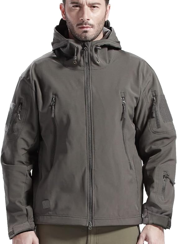 Details van de ritsen en zakken op de waterdichte heren wandeloutfit.