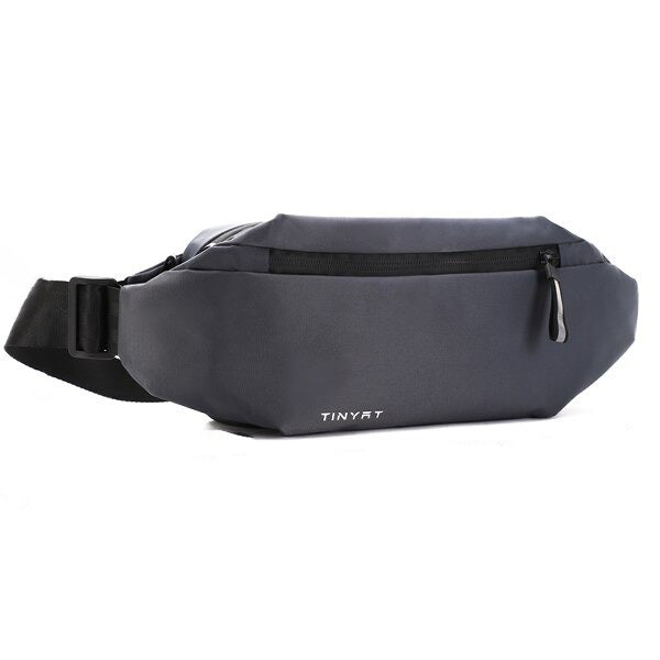 Zwarte multivak heuptas geopend, toont ruimte voor telefoon, sleutels en pasjes, perfect voor sport en reizen.