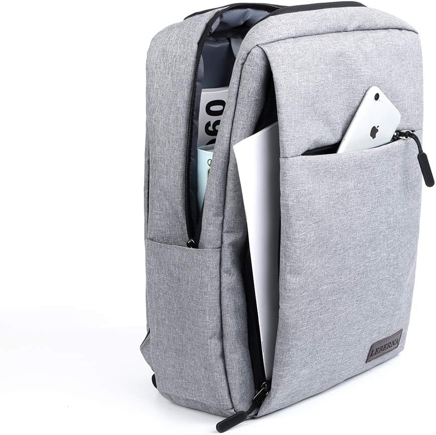 Model draagt de grijze waterdichte laptoprugzak, ideaal voor een professionele of casual look.