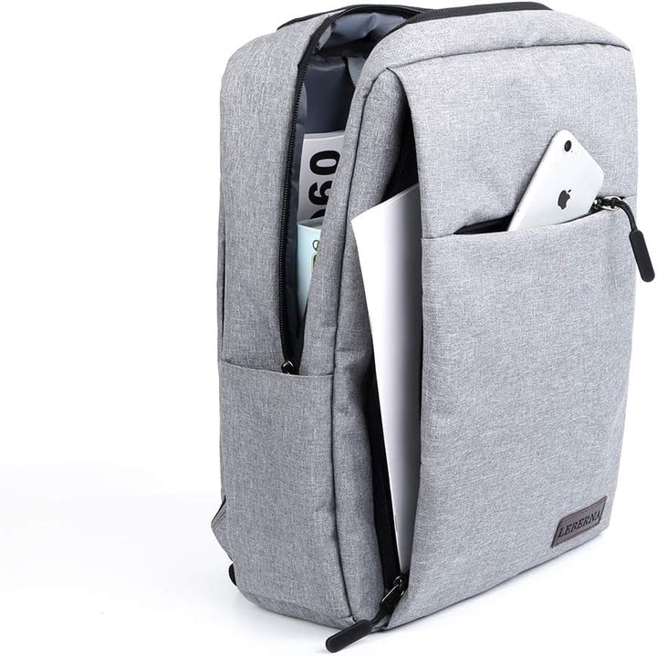 Model draagt de grijze waterdichte laptoprugzak, ideaal voor een professionele of casual look.